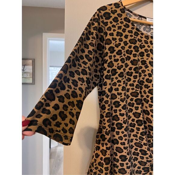 Carmen Marc Valvo 1X Leopard Print 3/4 Sleee Top Brown Tan Ruched Elevated Basic - Picture 5 of 11